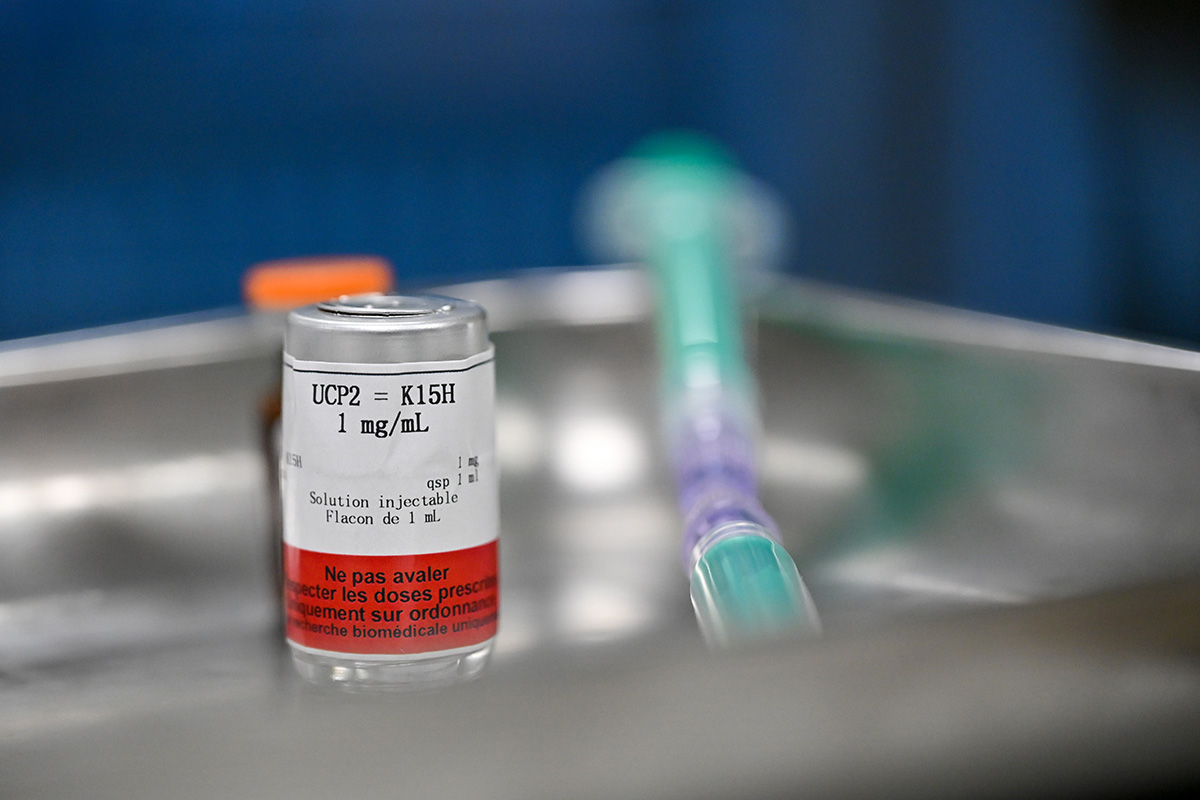 Flacon de préparation UCPVax et seringue, dans le cadre de la recherche clinique